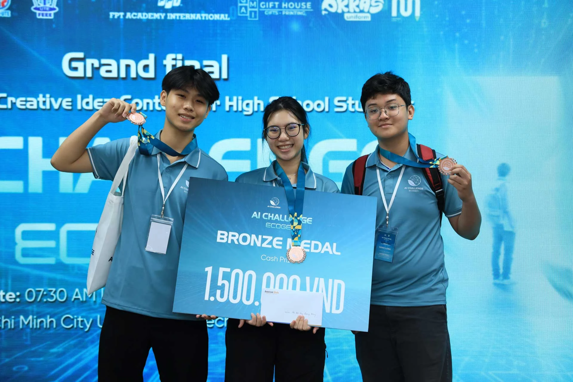 Châu Thảo and teammates with their AI Challenge award