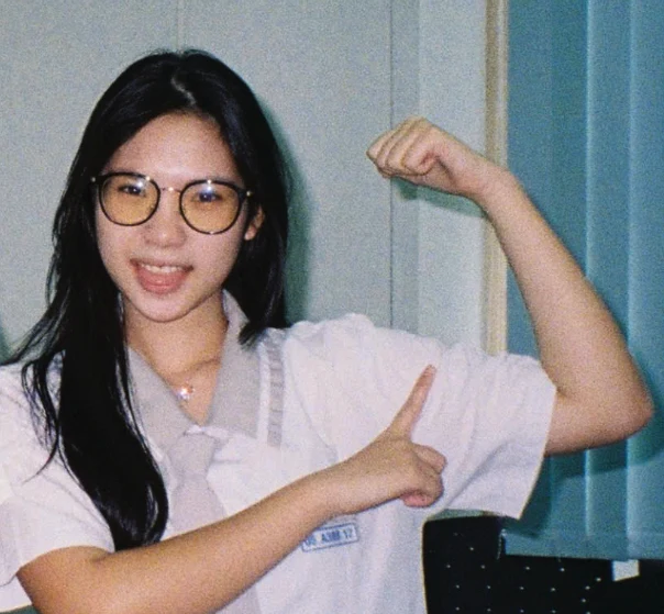 Châu Thảo smiling and striking a playful pose