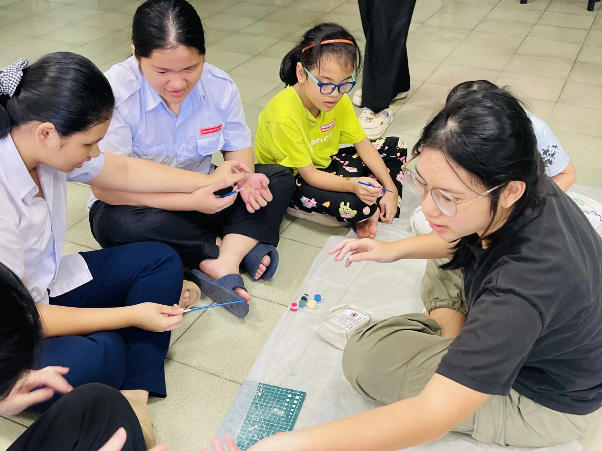 Students working together at a creative workshop