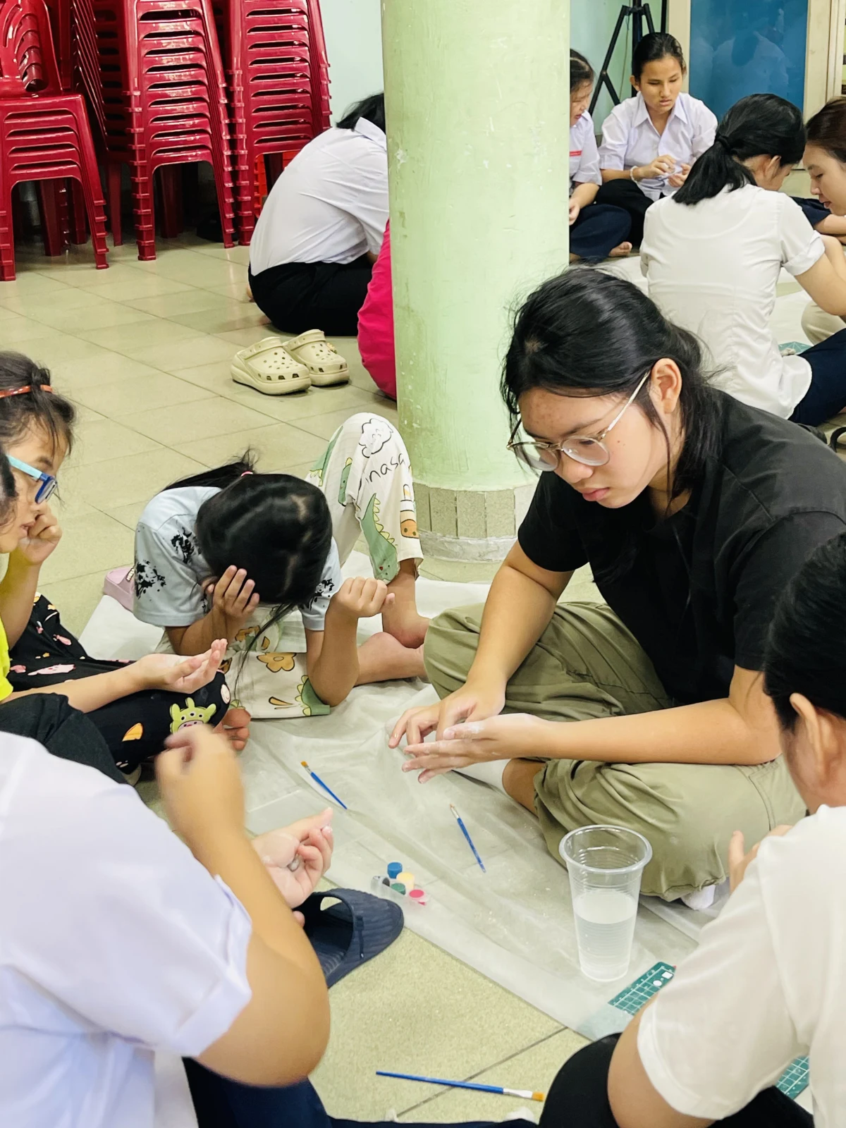 Châu Thảo guiding a creative workshop