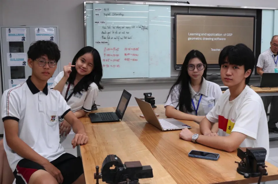 Châu Thảo and fellow students at the international science exchange program