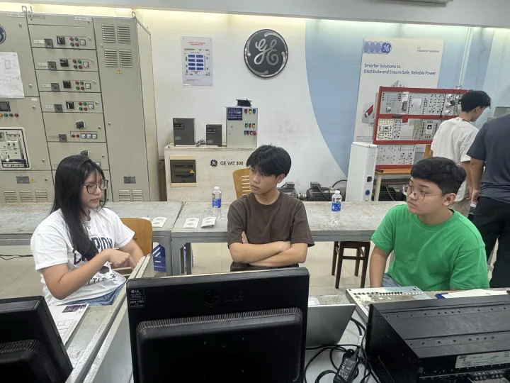 Châu Thảo discussing a project with teammates in the UTE laboratory