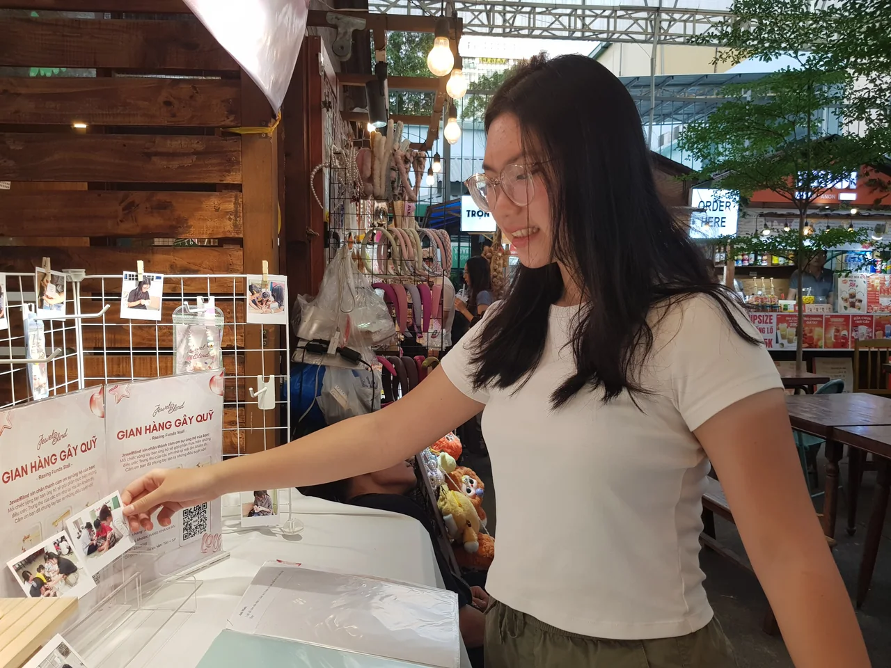Châu Thảo volunteering at the art exhibition
